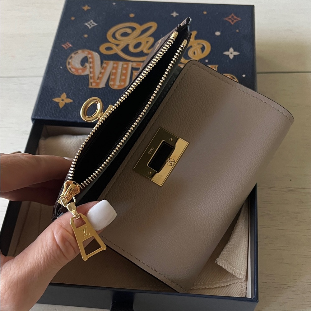 Louis Vuitton “On My Side” wallet in Greige - Picture 7 of 12